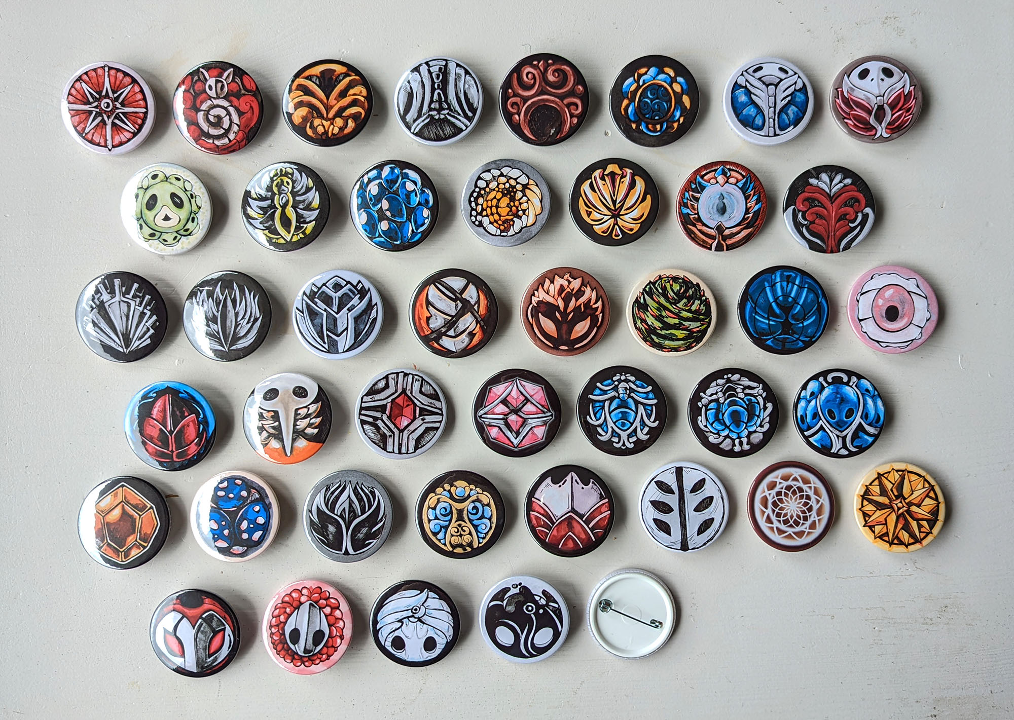 Foto-Hollow-Knight-buttons-2022-A-webshop by .