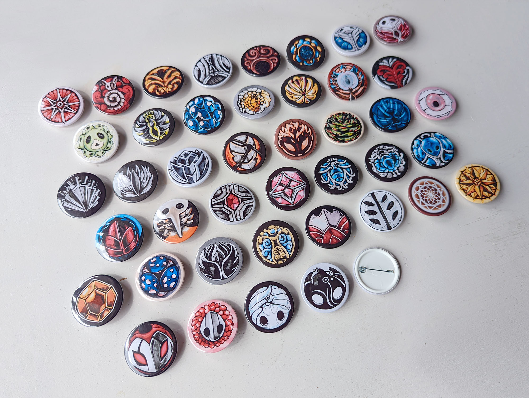 Foto-Hollow-Knight-buttons-2022-webshop by .